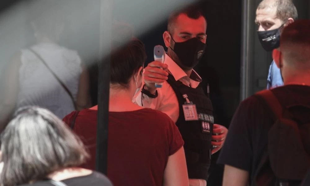Η κυβέρνηση βάζει τέλος στην είσοδο σε κλειστούς χώρους για ανεμβολίαστους